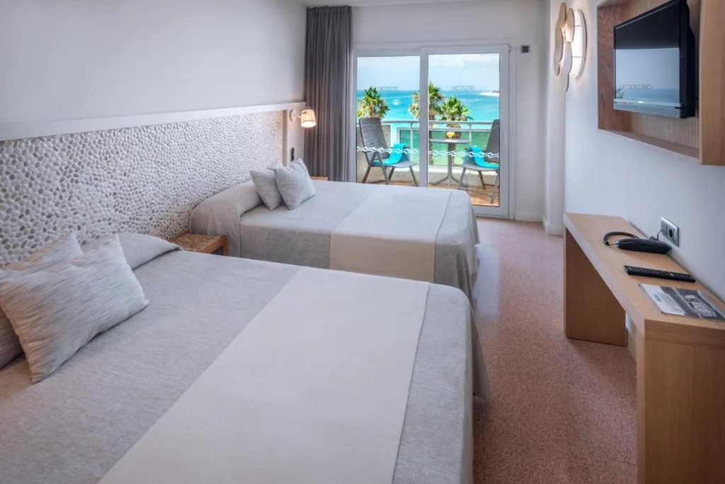 Chambre triple Privilege avec vue frontale sur la mer — Caprici Beach Hotel & Spa