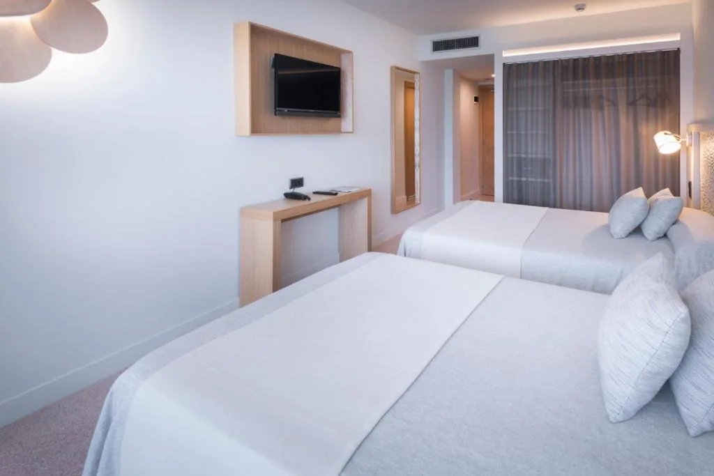 Chambre triple Privilege avec vue latérale sur la mer — Caprici Beach Hotel & Spa