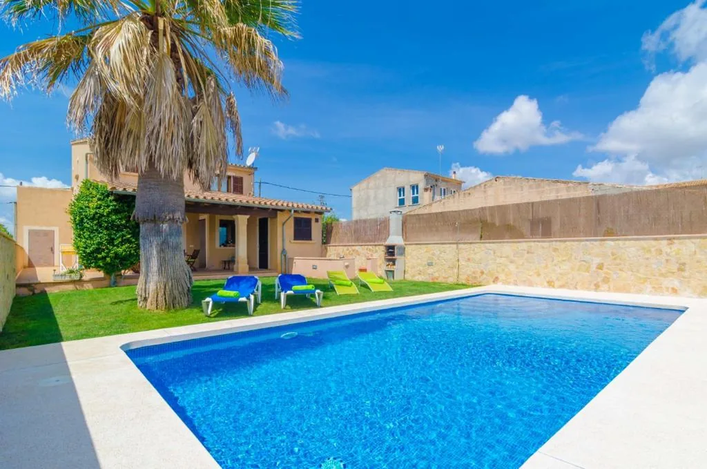 Three-Bedroom Villa — Carles