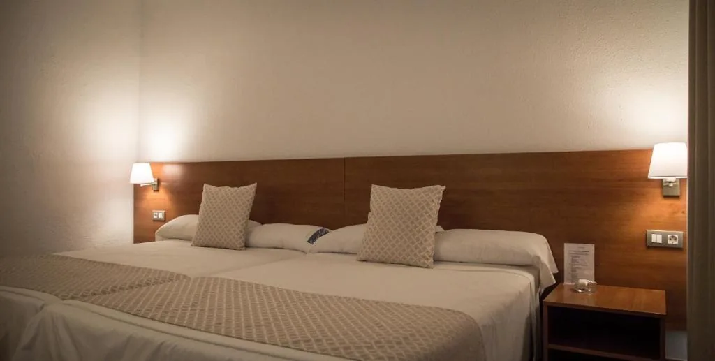 Deluxe Room - 1 Large Bed — Carlos III