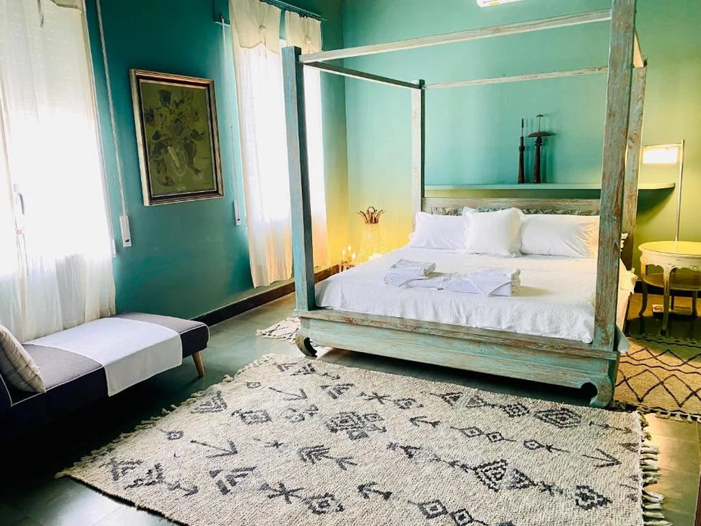 Zimmer mit extragroßem Doppelbett — Carmen Guillemot