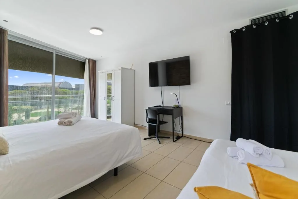 Deluxe Quadruple Room — Carol Suites Fira Barcelona Habitaciones privadas en apartamento compartido
