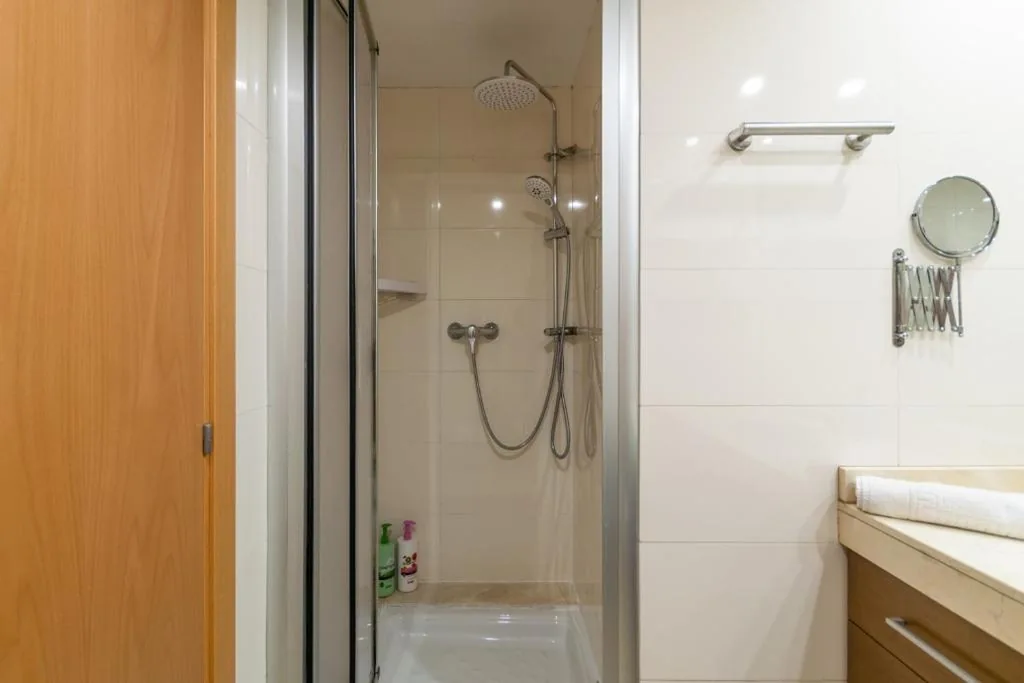 Deluxe Room — Carol Suites Fira Barcelona Habitaciones privadas en apartamento compartido