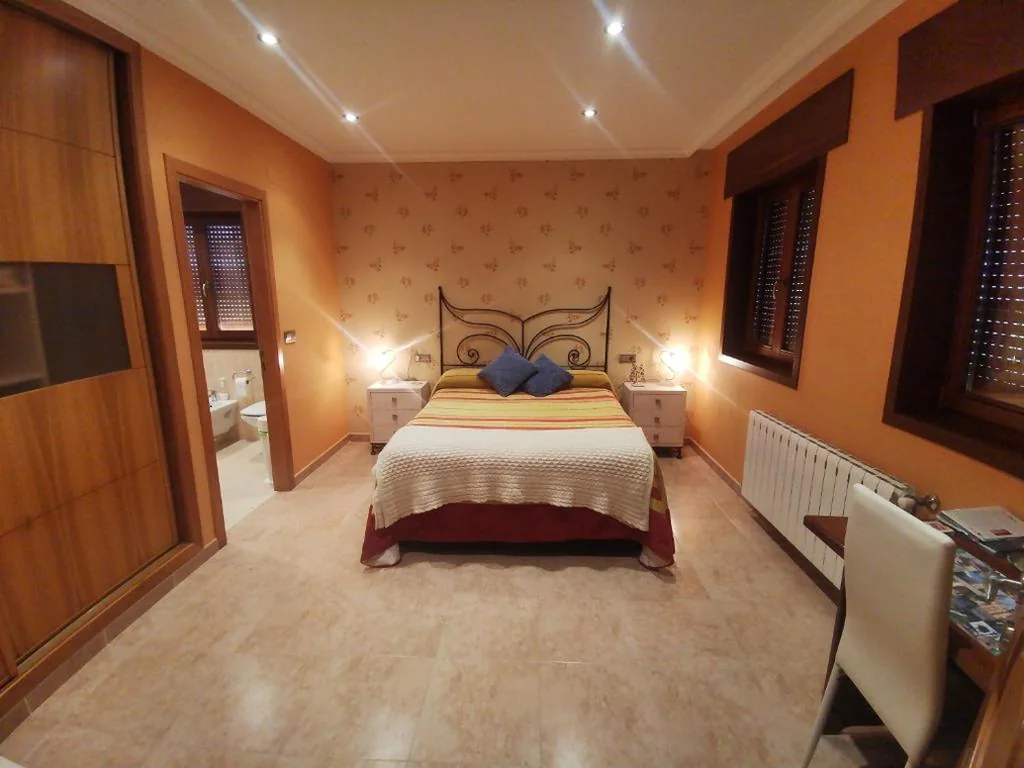 Deluxe-tweepersoonskamer met douche — Casa Aida