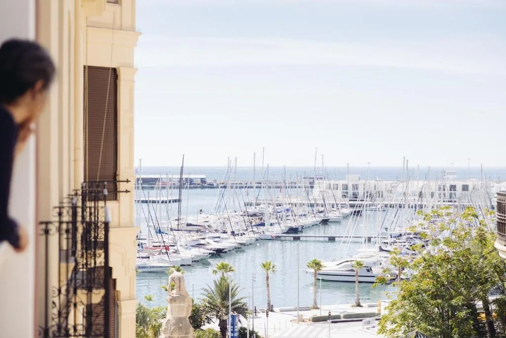 Chambre Double Deluxe avec vue latérale sur la mer — Casa Alberola Apartments