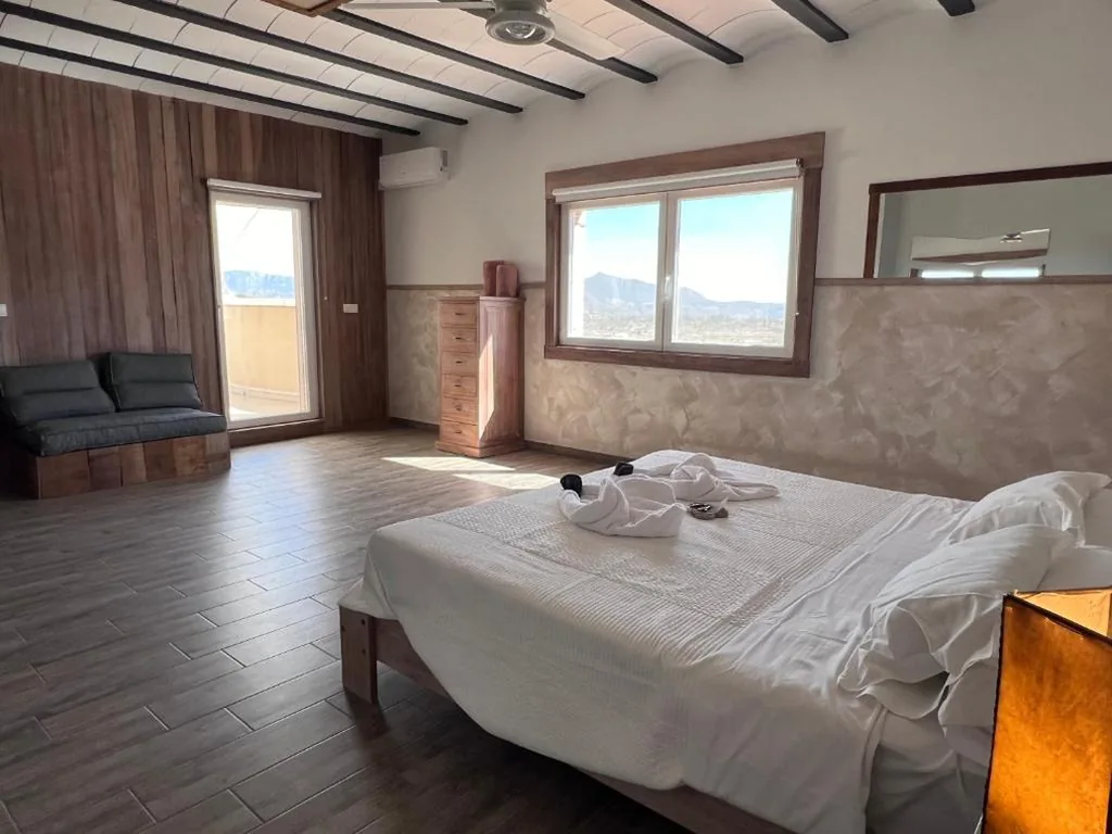 Camera con letto matrimoniale grande e vista sul giardino — Casa Algezar