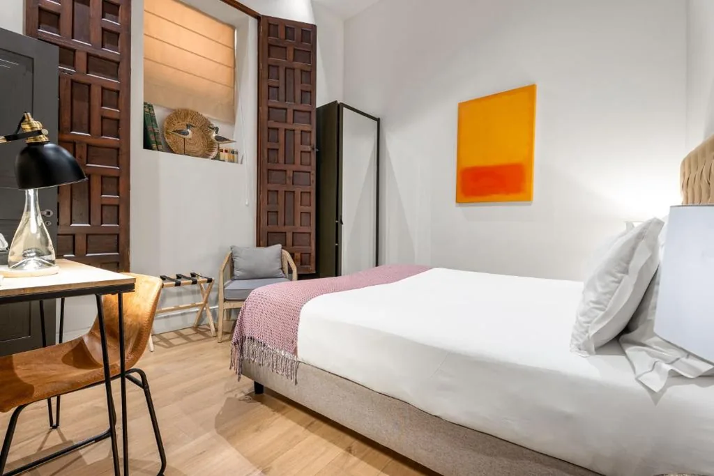 Quarto Duplo com Vista Interior - 1 ou 2 camas — Casa Alhaja by Shiadu