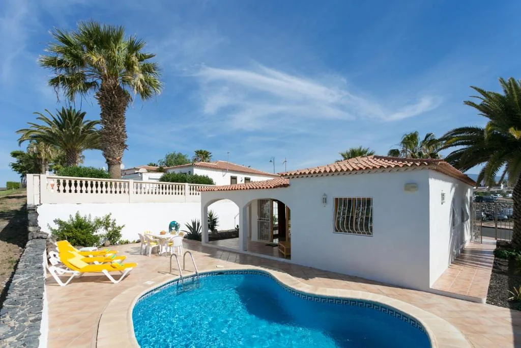 Villa de 3 dormitorios — CASA AMARILLA sunny holiday home with heated pool