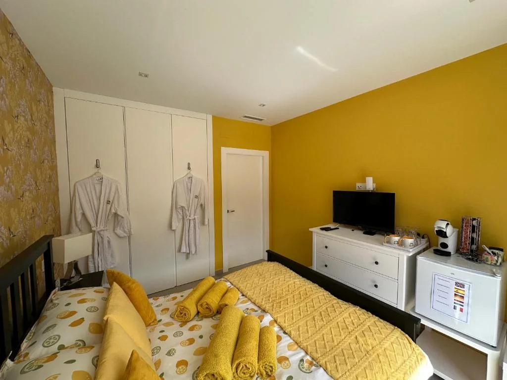 Tweepersoonskamer met uitzicht op de bergen — Casa Andmar - Mountain retreat BnB
