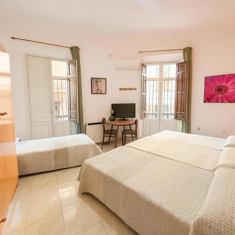 共用バスルーム付き4人部屋 — Casa Antares Granada