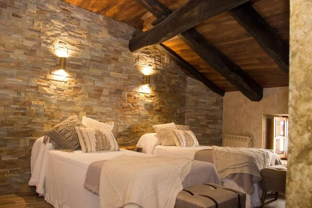 Chambre double avec salle de bains privative - 2 lits — Casa Antón O Cebreiro