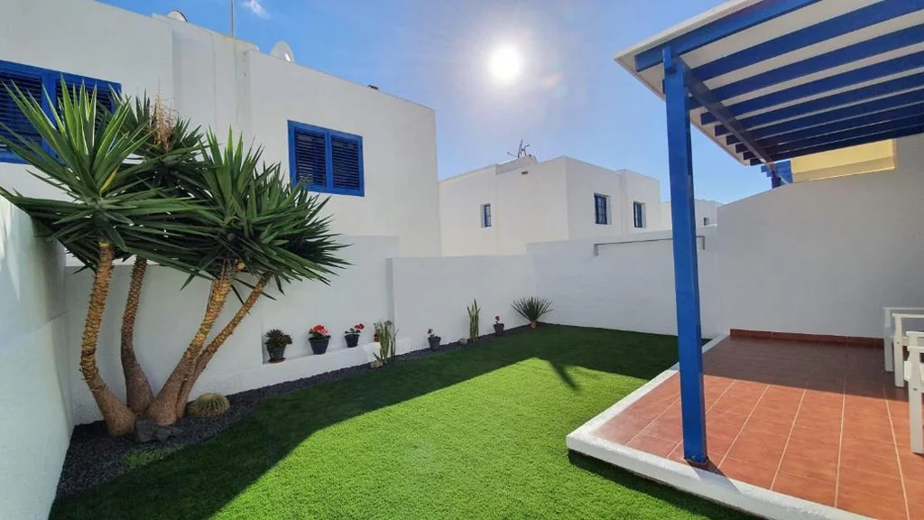 Two-Bedroom House — Casa azul