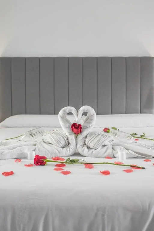 Zimmer mit extragroßem Doppelbett und Whirlpool — CASA BANDERAS SPA & Gestión CAMINITO DEL REY