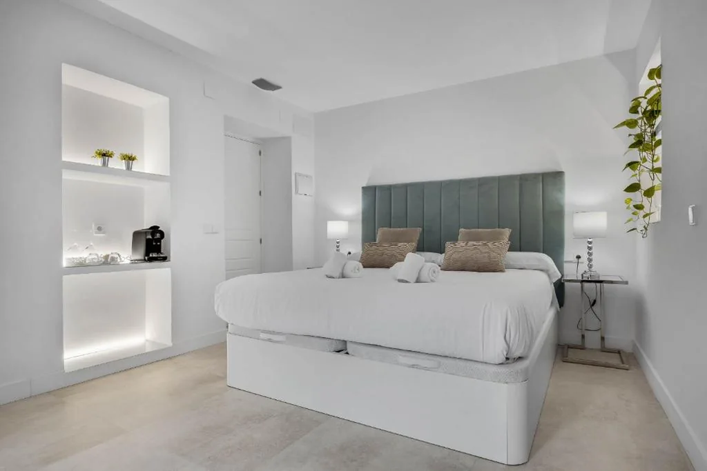 Zimmer mit extragroßem Doppelbett und Whirlpool — CASA BANDERAS SPA & Gestión CAMINITO DEL REY