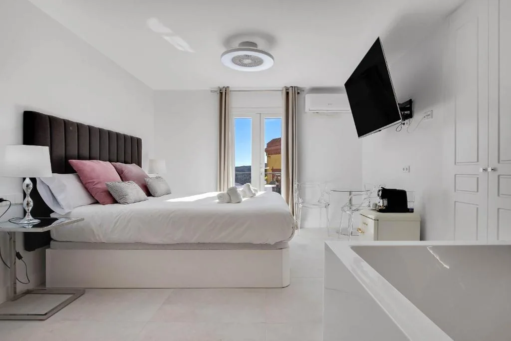 Zimmer mit extragroßem Doppelbett und Whirlpool — CASA BANDERAS SPA & Gestión CAMINITO DEL REY