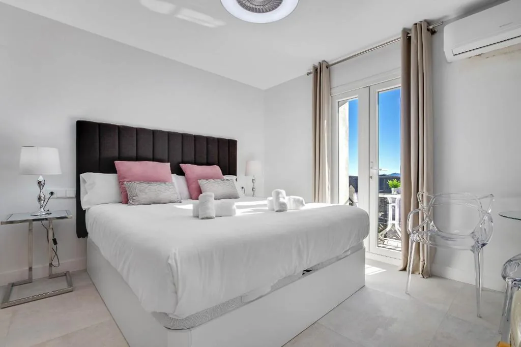 Zimmer mit extragroßem Doppelbett und Whirlpool — CASA BANDERAS SPA & Gestión CAMINITO DEL REY
