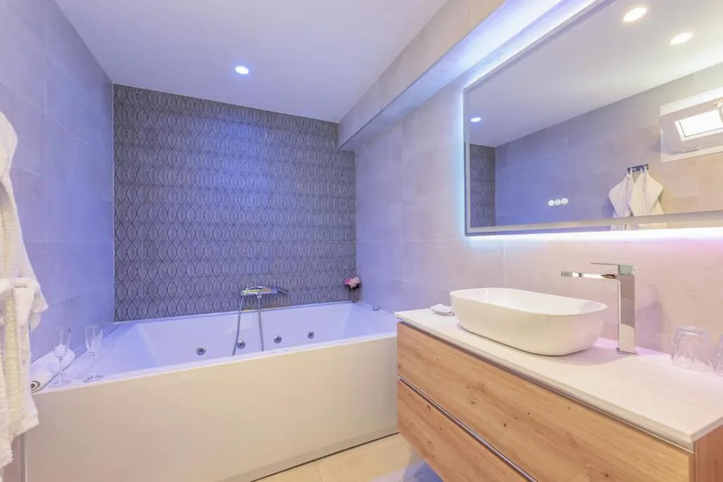 Zimmer mit extragroßem Doppelbett und Whirlpool — CASA BANDERAS SPA & Gestión CAMINITO DEL REY