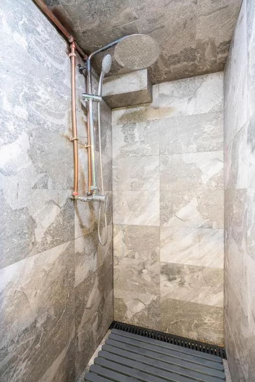 Lit en dortoir mixte de 6 lits avec salle de bains privative et balcon — Casa Barcelo Camp Nou Barcelona