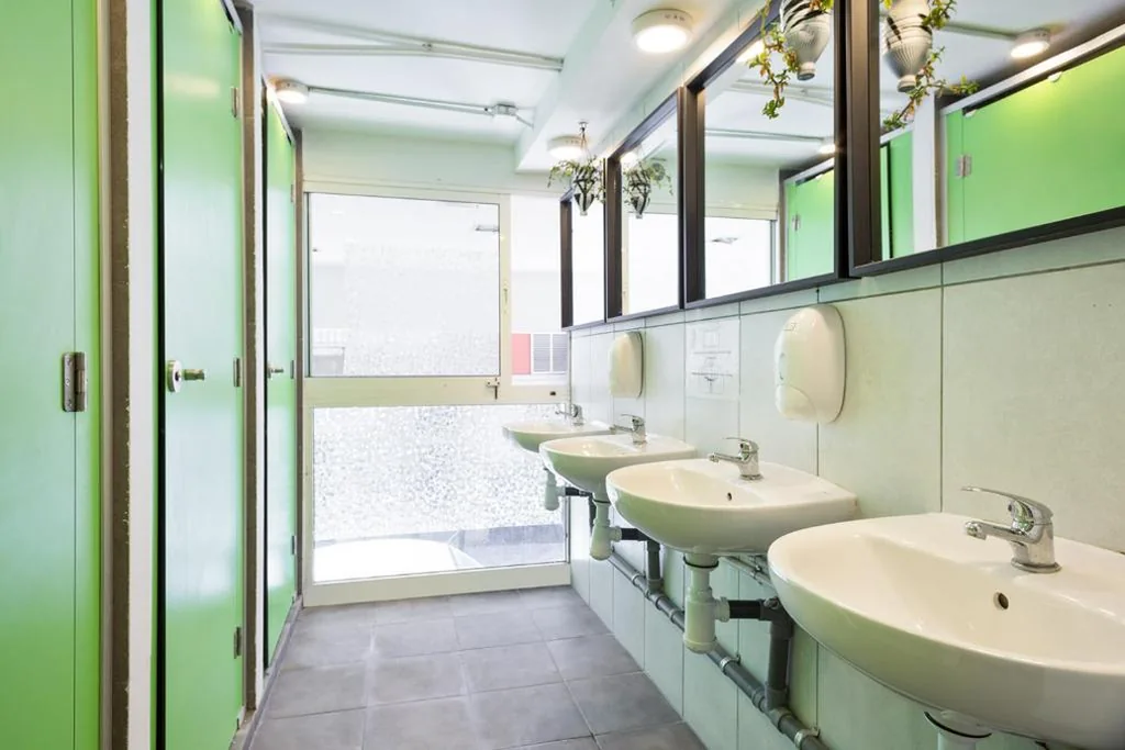 Lit en dortoir mixte de 16 lits avec patio privé — Casa Barcelo Camp Nou Barcelona