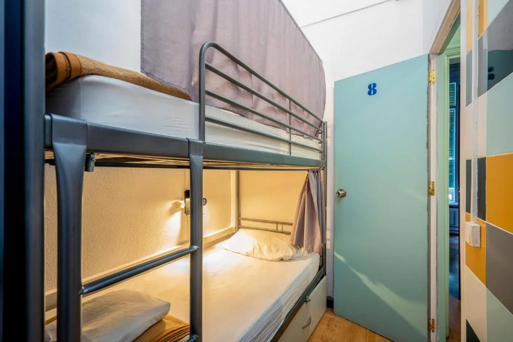 Habitación Estándar con baño compartido - 2 camas — Casa Barcelo Hostel Barcelona