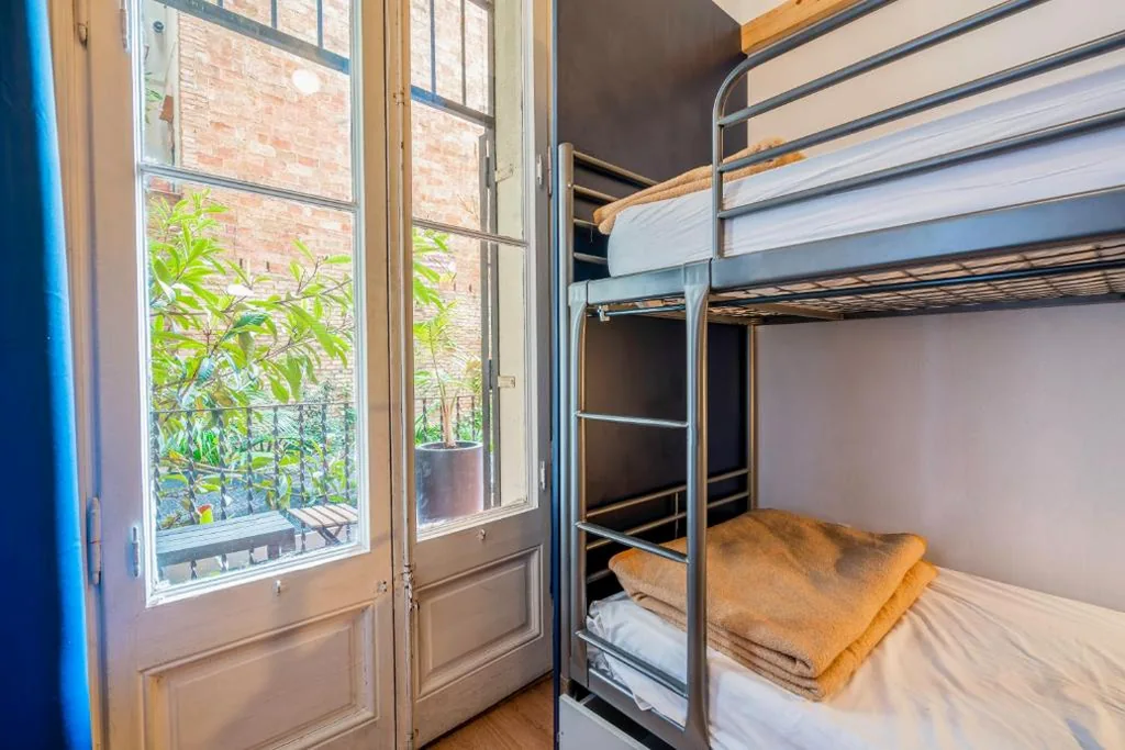 Litera en dormitorio compartido mixto (6 adultos) — Casa Barcelo Hostel Barcelona