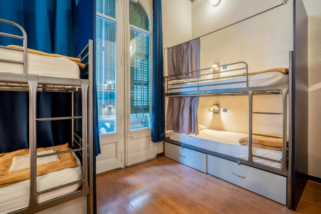 Litera en habitación compartida mixta de 8 camas — Casa Barcelo Hostel Barcelona