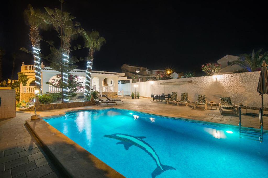 Casa Blanca la Villa Grande - Private SWIMMING POOL & GARDEN - JACUZZI XXL - BEACH 2,4km - AIRPORT 9 km - CENTER 0,8km