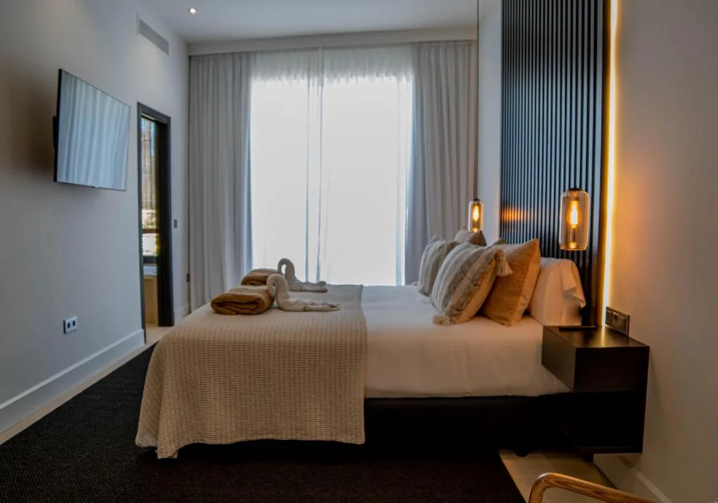 Habitación con cama extragrande y vistas al jardín — Casa Bodhi Boutique & Wellness