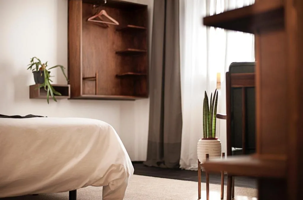 Chambre avec très grand lit et vue sur le lac — Casa Boumort