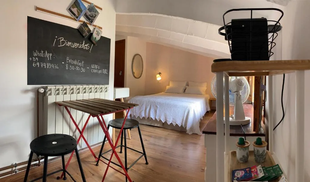 Tweepersoonskamer met eigen badkamer — Casa Caimari Guest House, for mountain lovers!