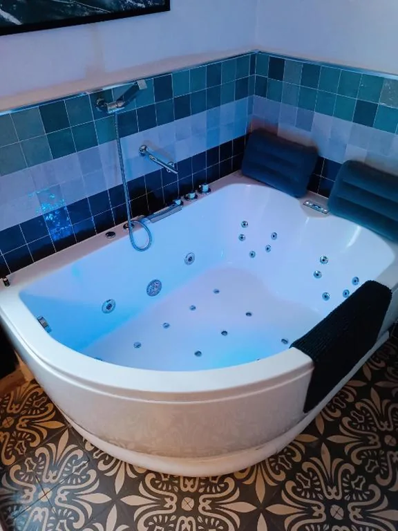 Suite Deluxe com banheira de hidromassagem e acesso ao terraço — Casa Campana