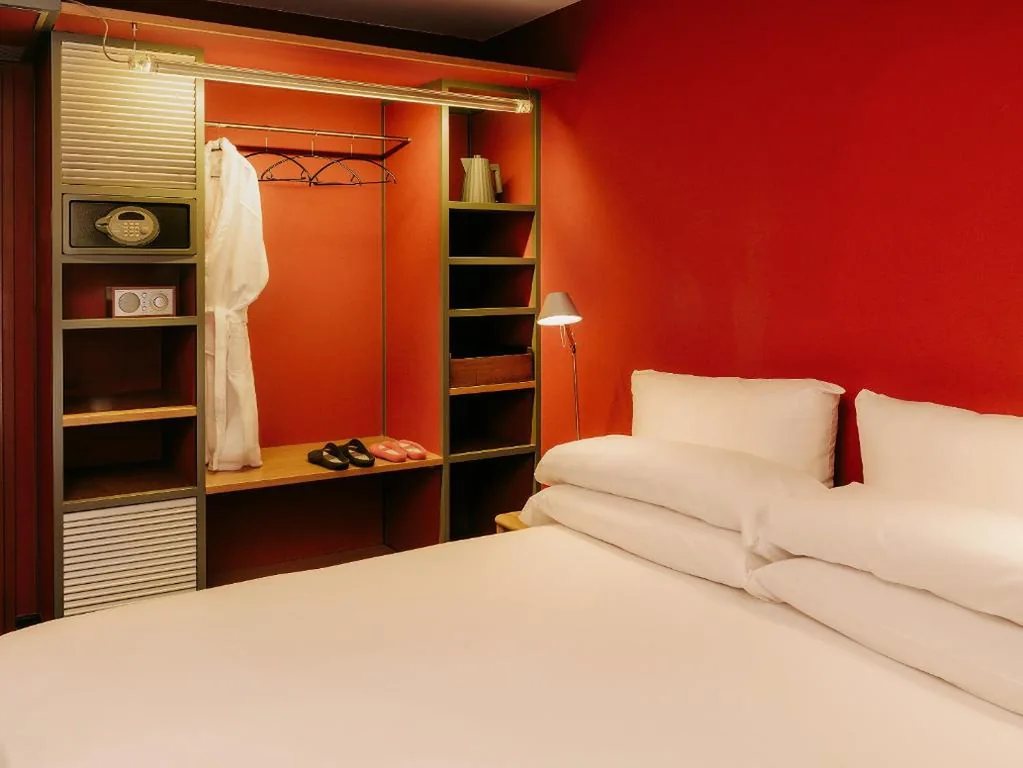 Habitación con cama extragrande y vistas al jardín — Casa Camper Barcelona