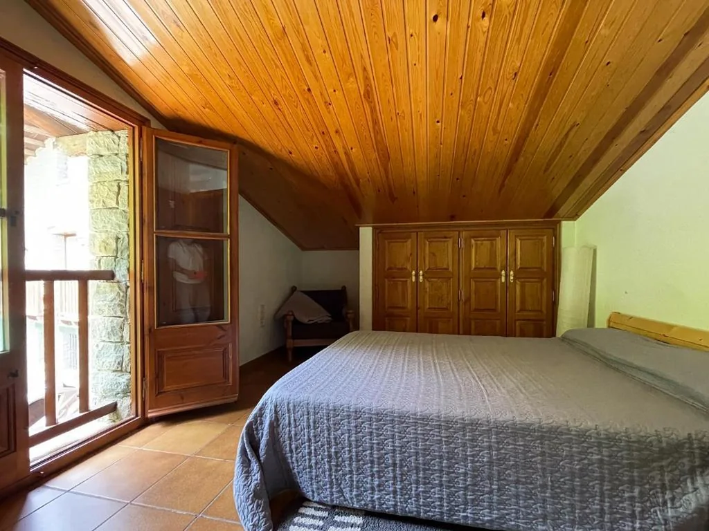 Habitación Doble con baño compartido — Casa Can Rufo de Rupit