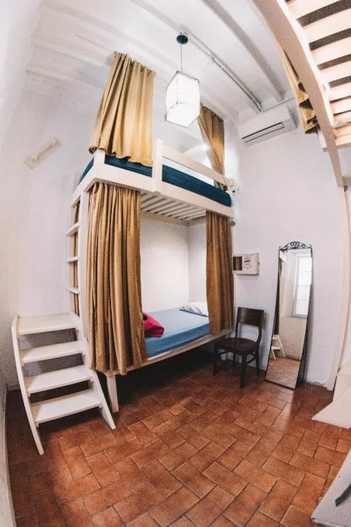 Bett im gemischten Schlafsaal mit 3 Betten und eigenem Bad außerhalb des Zimmers — Casa Caracol