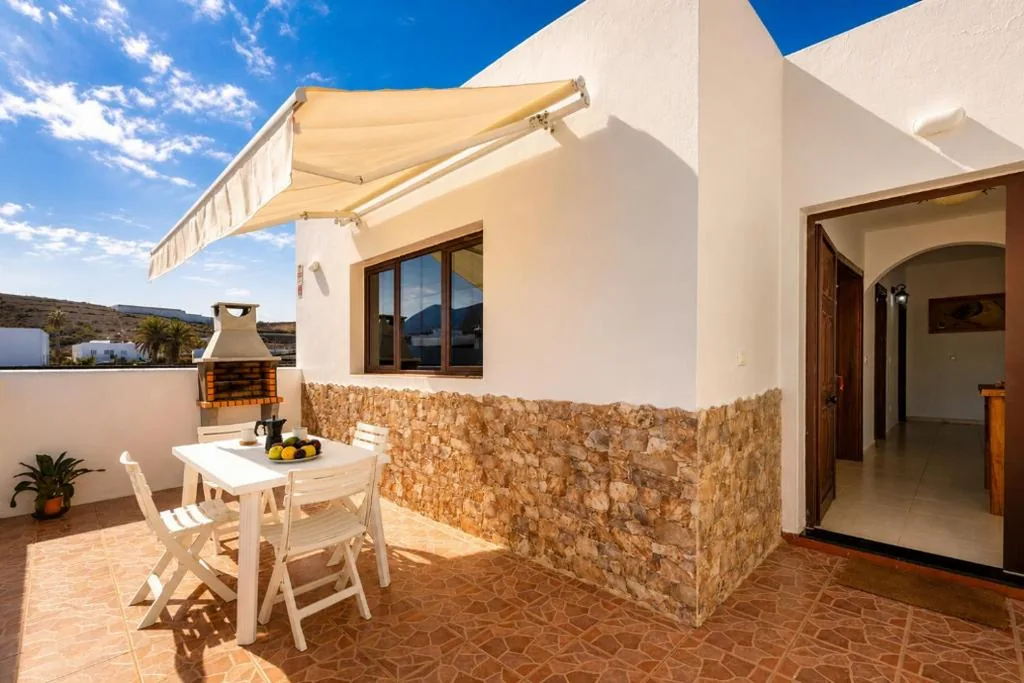 Casa Carla Lanzarote - terraza, BBQ y jardín volcánico
