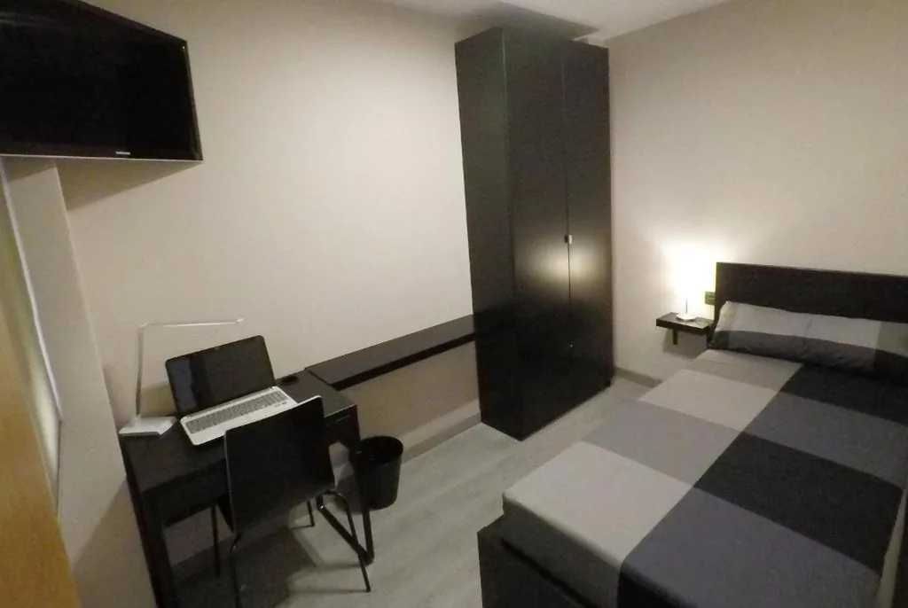 共用トイレ利用のシングルルーム — Casa Carol