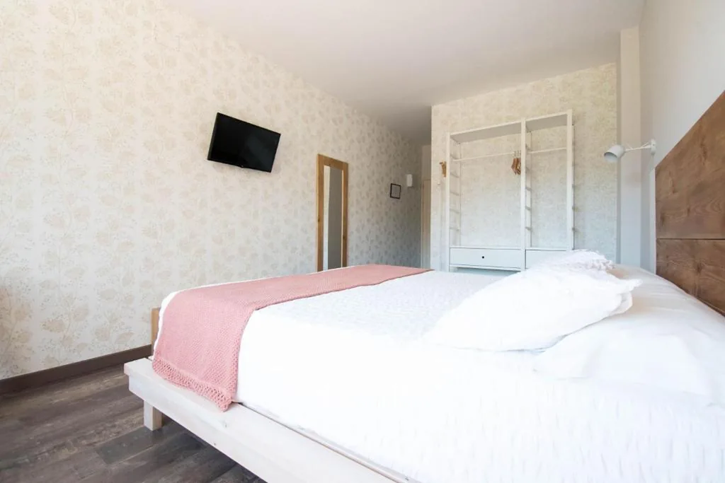 Habitación con cama extragrande y vistas a la montaña — Casa Cauma
