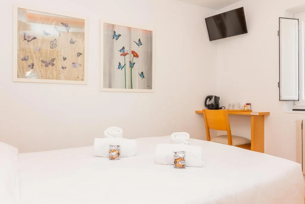 Standard Double Room without View — Casa Celsa-Barbantes