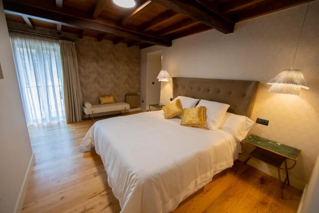 Habitación Deluxe - 1 cama grande — CASA CON ENCANTO (o Refuxio)