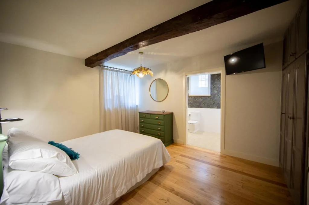 Habitación Doble con vistas al jardín — CASA CON ENCANTO (o Refuxio)