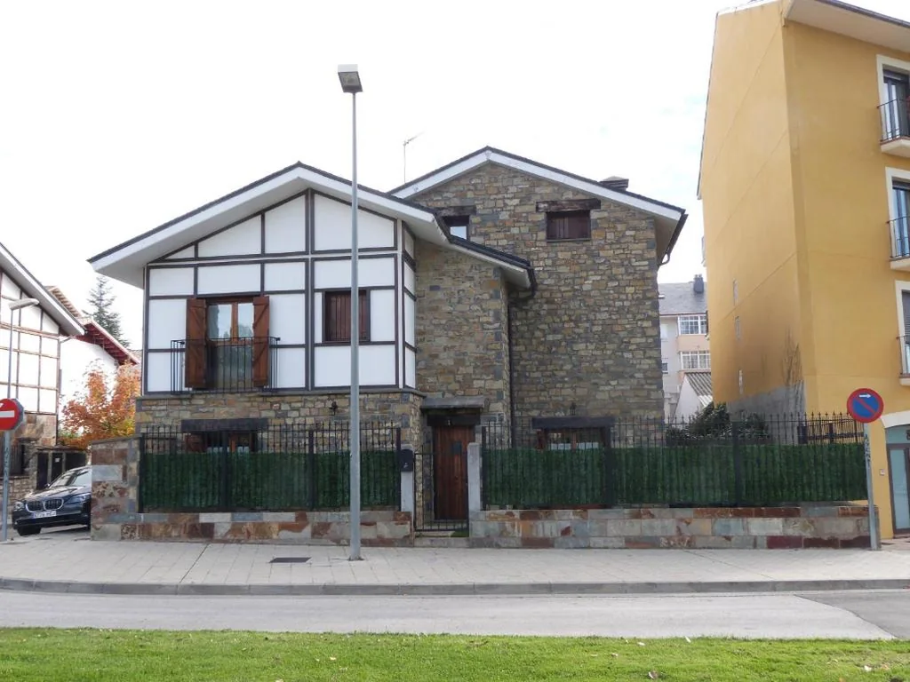 Ferienhaus — Casa con jardín frente a la Ciudadela de Jaca