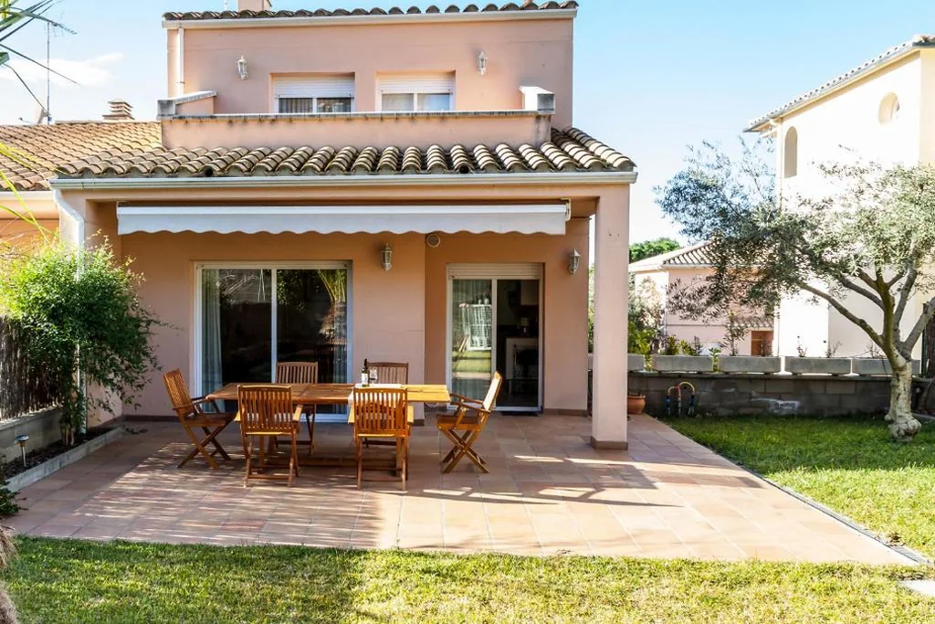 Casa con 4 camere da letto — CASA CON JARDIN-WIFI FREE