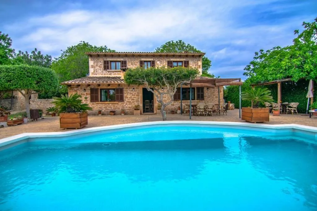 Villa com 3 quartos — Casa con piscina a 1 km del mar y del pueblo