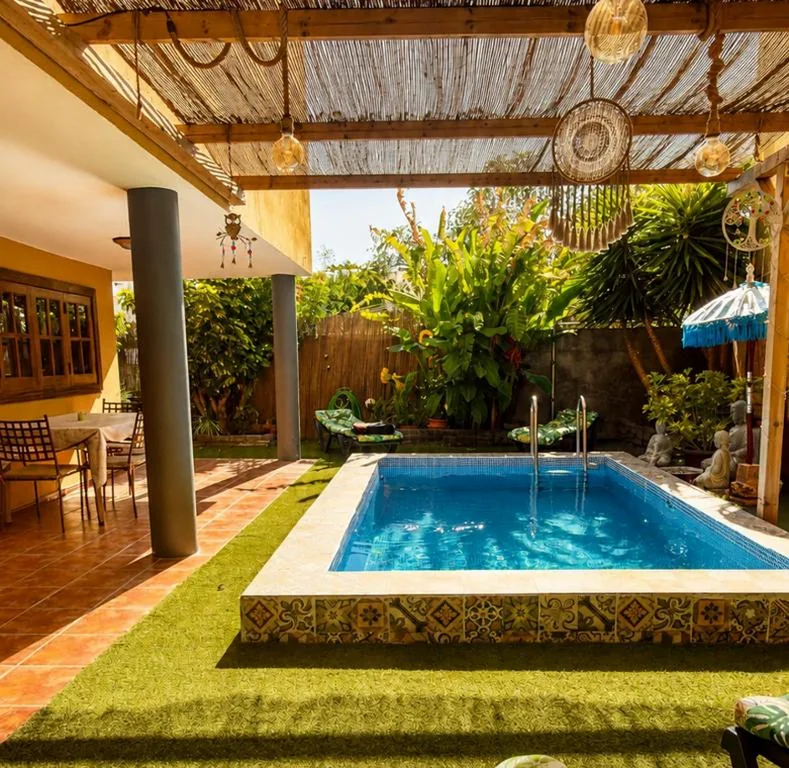 Chalet de 4 dormitorios — Casa Con Piscina en el Centro