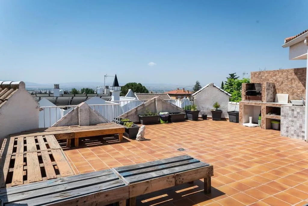 Five-Bedroom House — Casa con Piscina
