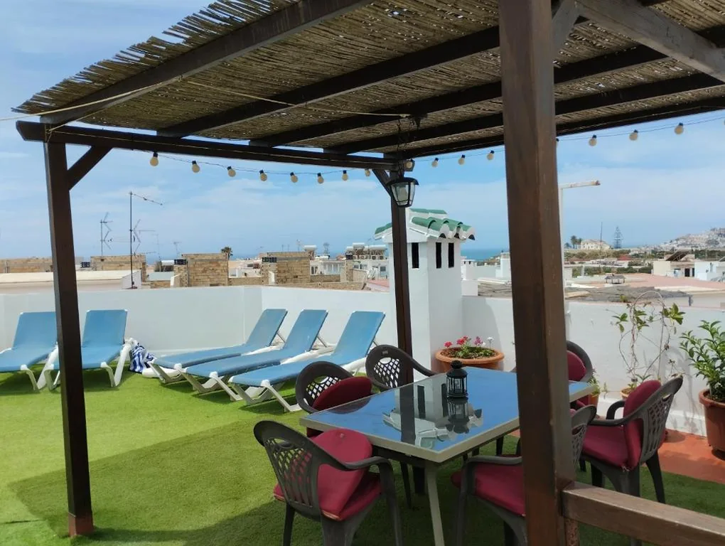 Two-Bedroom House — casa con terraza privada