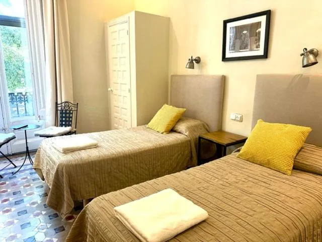 Habitación Triple con baño privado — Casa Consell Bailen, Guest House