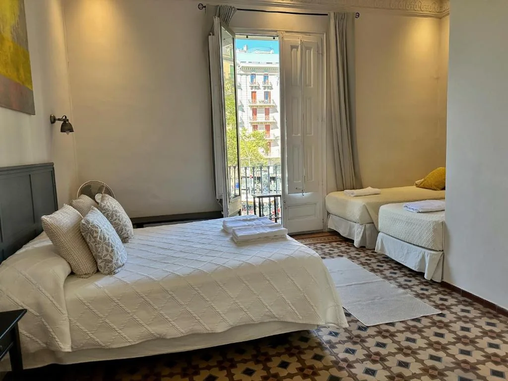 Habitación Cuádruple con balcón — Casa Consell Gran Via, Guest House