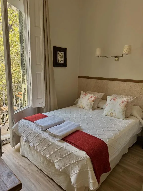 Habitación Doble con balcón — Casa Consell Gran Via, Guest House