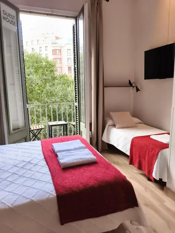 Habitación Doble con balcón y cama supletoria — Casa Consell Gran Via, Guest House